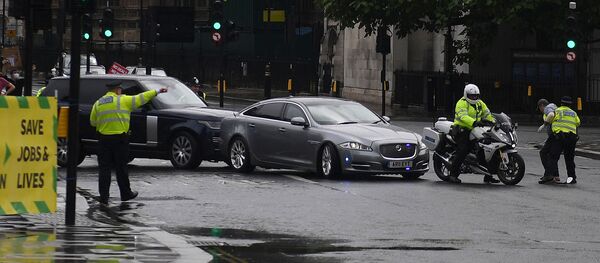 Полицейский задерживает подбежавшего к автомобилю Бориса Джонсона протестующего из прокурдской демонстрации, из-за которого впоследствии был сбит следовавшим за ним автомобилем (17 июня 2020). Лондон - Sputnik Армения