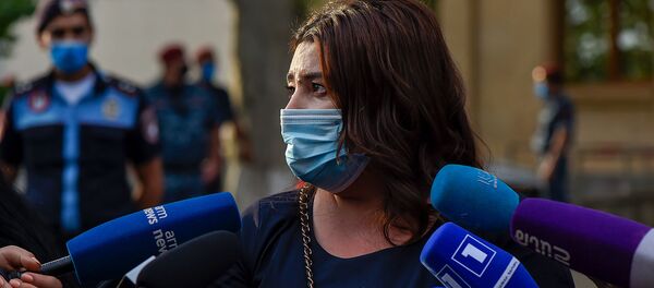 Депутат Ивета Тоноян у здания суда, где проходит судебное заседание по делу Гагика Царукяна (17 июня 2020). Еревaн Депутат Ивета Тоноян у здания суда, где проходит судебное заседание по делу Гагика Царукяна (17 июня 2020). Еревaн - Sputnik Արմենիա