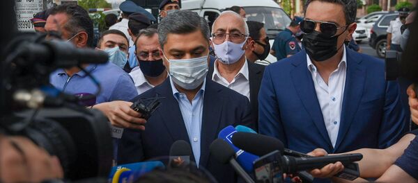 Артур Ванецян отвечает на вопросы журналистов у здания суда, где проходит судебное заседание по делу Гагика Царукяна (17 июня 2020). Еревaн - Sputnik Армения