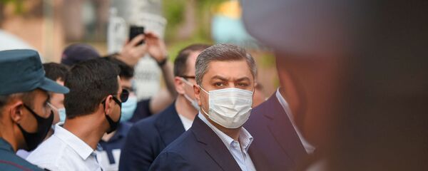 Артур Ванецян перед зданием суда, где проходит судебное заседание по делу Гагика Царукяна (17 июня 2020). Еревaн - Sputnik Արմենիա