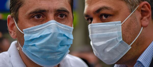 Артур Ванецян и Арман Абовян перед зданием суда, где проходит судебное заседание по делу Гагика Царукяна (17 июня 2020). Еревaн - Sputnik Արմենիա