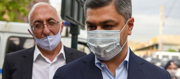 Артур Ванецян перед зданием суда, где проходит судебное заседание по делу Гагика Царукяна (17 июня 2020). Еревaн - Sputnik Արմենիա