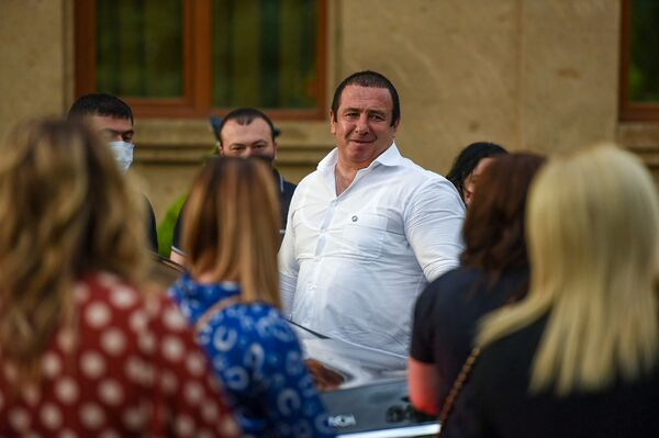 Ծառուկյանը ժամանեց դատարան. կուսակիցները ողջունեցին նրան ծափերով. տեսանյութ Ծառուկյանը ժամանեց դատարան. կուսակիցները ողջունեցին նրան ծափերով. տեսանյութ - Sputnik Արմենիա