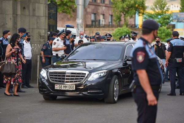 Ծառուկյանը ժամանեց դատարան. կուսակիցները ողջունեցին նրան ծափերով. տեսանյութ Ծառուկյանը ժամանեց դատարան. կուսակիցները ողջունեցին նրան ծափերով. տեսանյութ - Sputnik Արմենիա