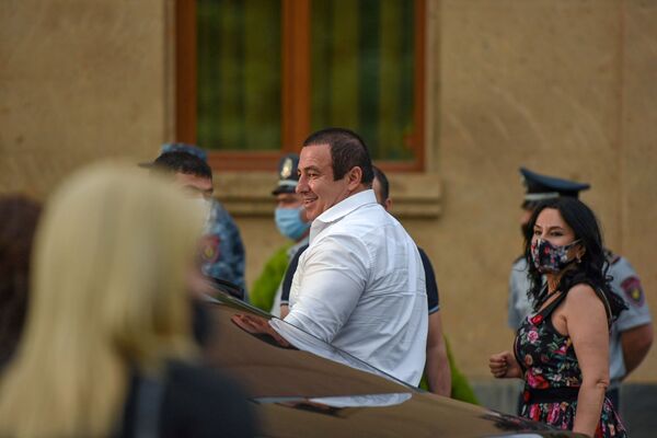 Как встречали Царукяна его соратники у здания суда – видео - Sputnik Армения