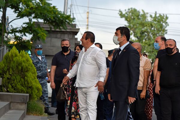 Как встречали Царукяна его соратники у здания суда – видео - Sputnik Армения