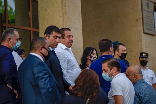 Как встречали Царукяна его соратники у здания суда – видео - Sputnik Армения