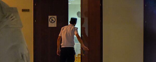 Судебный пристав наблюдает за происходящим в зале No 1, где идет судебное заседание по делу Гагика Царукяна (17 июня 2020). Еревaн - Sputnik Армения