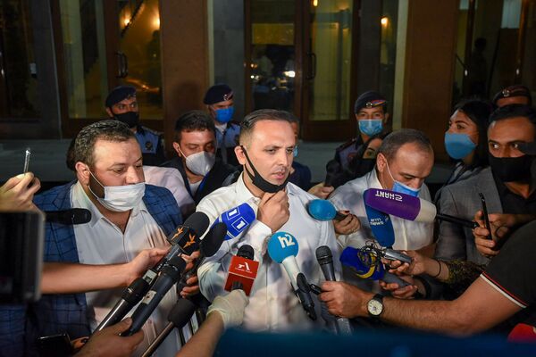 Заседание отложено: Царукян вышел из здания суда и уехал - Sputnik Армения