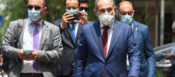 Премьер-министр Никол Пашинян собственноручно раздает медицинские маски на улице (18 июня 2020). Еревaн Премьер-министр Никол Пашинян собственноручно раздает медицинские маски на улице (18 июня 2020). Еревaн - Sputnik Армения