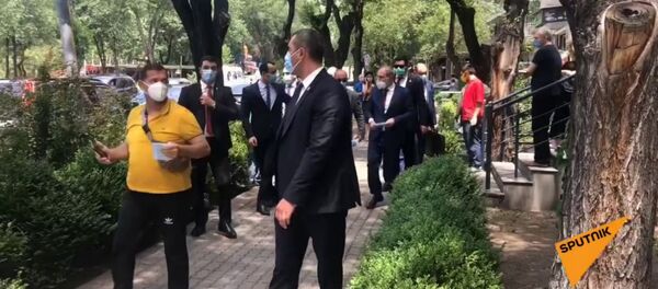 Как Никол Пашинян раздает маски в Ереване Как Никол Пашинян раздает маски в Ереване - Sputnik Армения