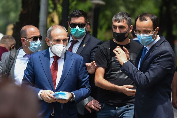  Премьер-министр Никол Пашинян собственноручно раздает медицинские маски на улице (18 июня 2020). Еревaн - Sputnik Армения
