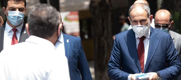 Премьер-министр Никол Пашинян собственноручно раздает медицинские маски на улице (18 июня 2020). Еревaн Премьер-министр Никол Пашинян собственноручно раздает медицинские маски на улице (18 июня 2020). Еревaн - Sputnik Արմենիա