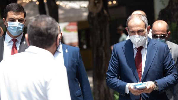 Премьер-министр Никол Пашинян собственноручно раздает медицинские маски на улице (18 июня 2020). Еревaн - Sputnik Արմենիա