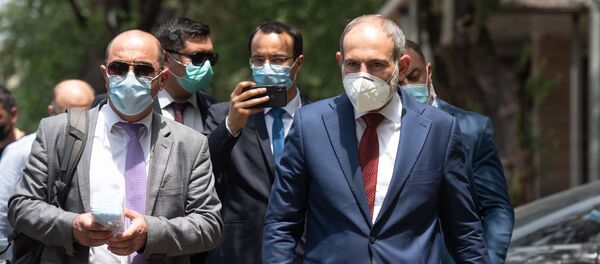 Премьер-министр Никол Пашинян собственноручно раздает медицинские маски на улице (18 июня 2020). Еревaн - Sputnik Армения