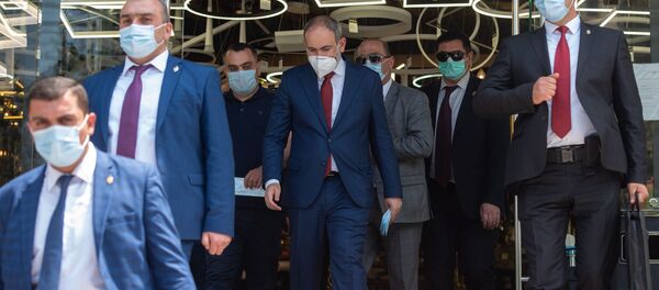 Премьер-министр Никол Пашинян собственноручно раздает медицинские маски на улице (18 июня 2020). Еревaн - Sputnik Армения