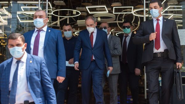 Премьер-министр Никол Пашинян собственноручно раздает медицинские маски на улице (18 июня 2020). Еревaн - Sputnik Армения