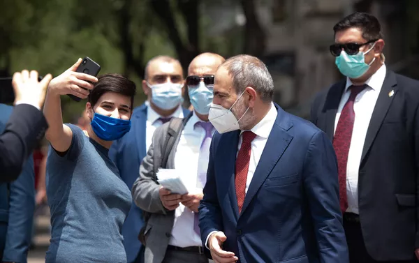 Премьер-министр Никол Пашинян собственноручно раздает медицинские маски на улице (18 июня 2020). Еревaн Премьер-министр Никол Пашинян собственноручно раздает медицинские маски на улице (18 июня 2020). Еревaн - Sputnik Армения