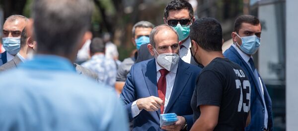 Премьер-министр Никол Пашинян собственноручно раздает медицинские маски на улице (18 июня 2020). Еревaн Премьер-министр Никол Пашинян собственноручно раздает медицинские маски на улице (18 июня 2020). Еревaн - Sputnik Армения