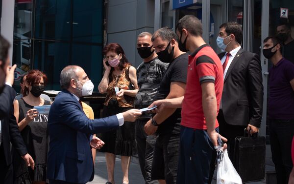Премьер-министр Никол Пашинян собственноручно раздает медицинские маски на улице (18 июня 2020). Еревaн - Sputnik Армения