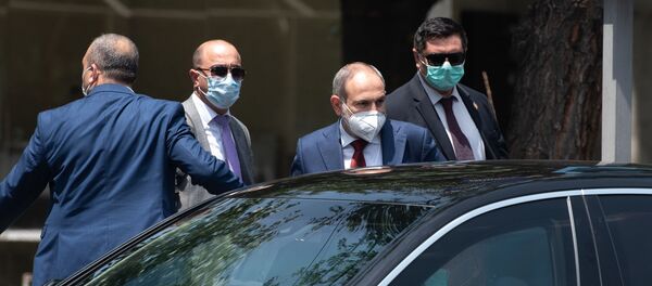 Премьер-министр Никол Пашинян собственноручно раздает медицинские маски на улице (18 июня 2020). Еревaн Премьер-министр Никол Пашинян собственноручно раздает медицинские маски на улице (18 июня 2020). Еревaн - Sputnik Армения