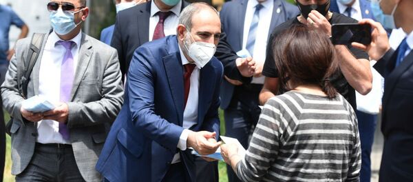 Премьер-министр Никол Пашинян собственноручно раздает медицинские маски на улице (18 июня 2020). Еревaн - Sputnik Արմենիա