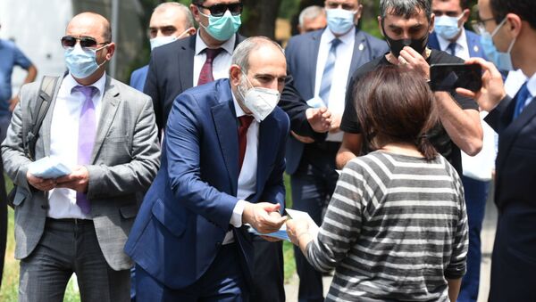 Премьер-министр Армении Никол Пашинян собственноручно раздает медицинские маски на улице - Sputnik Армения