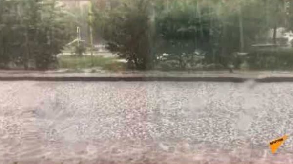 Неужели боги прогневались?! В Гюмри выпал разрушительный град – видео  - Sputnik Армения