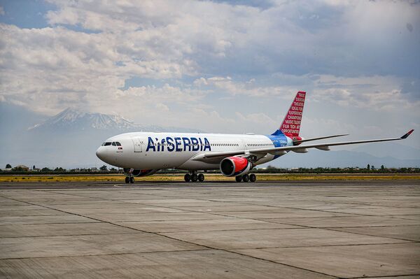Самолет с гуманитарной помощью из Сербии приземлился в Ереване  - Sputnik Армения