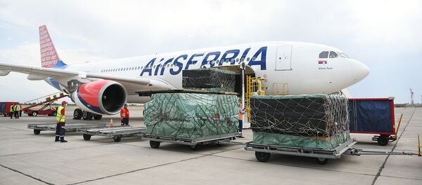 По договоренности президентов Армении и Сербии первый самолет с медикаментами и оборудованием прибыл в Ереван специальным рейсом (18 июня 2020). - Sputnik Արմենիա