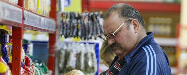 Покупатель у прилавка с крупами в супермаркете - Sputnik Армения