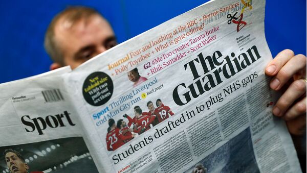 Мужчина с газетой The Guardian - Sputnik Արմենիա