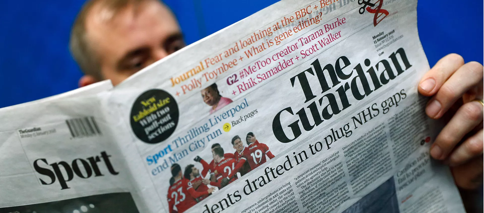Мужчина с газетой The Guardian - Sputnik Армения, 1920, 15.07.2020