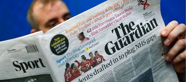 Мужчина с газетой The Guardian - Sputnik Արմենիա