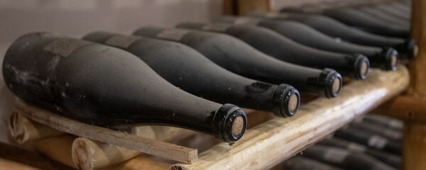 Стеллажи с вином в гастродворике Айка Степаняна в Арени - Sputnik Արմենիա