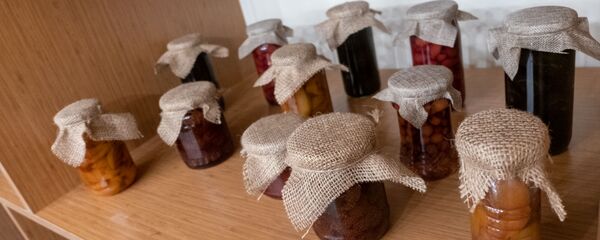 Домашние консервы в гастродворике Айка Степаняна в Арени - Sputnik Армения