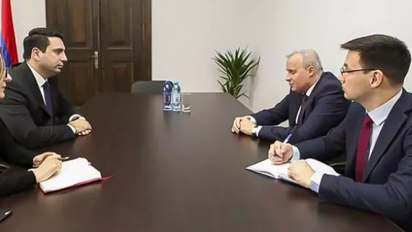 Встреча вице-спикера парламента Алена Симоняна с Чрезвычайным и Полномочным послом России в Армении Сергеем Копыркином (19 июня 2020). Еревaн - Sputnik Армения