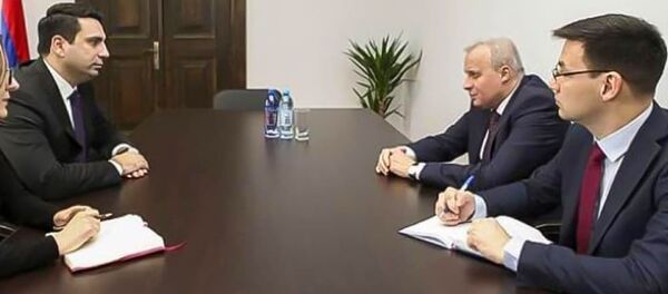 Встреча вице-спикера парламента Алена Симоняна с Чрезвычайным и Полномочным послом России в Армении Сергеем Копыркином (19 июня 2020). Еревaн - Sputnik Արմենիա