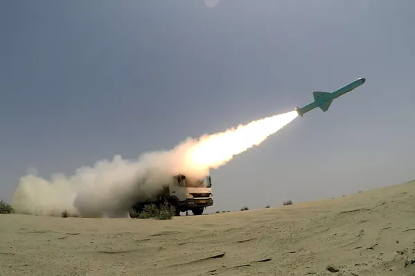 Пуск крылатых ракет иранскими военными в Оманском заливе Пуск крылатых ракет иранскими военными в Оманском заливе - Sputnik Армения