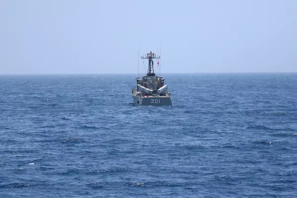 Судно Военно-морских сил Ирана во время пуска крылатых ракет в Оманском заливе Судно Военно-морских сил Ирана во время пуска крылатых ракет в Оманском заливе - Sputnik Армения
