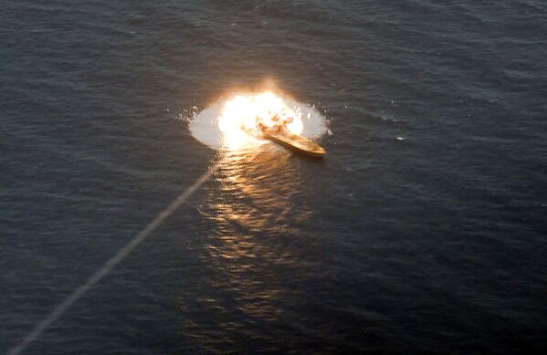 Поражение цели во время пуска крылатых ракет иранскими военными в Оманском заливе - Sputnik Армения