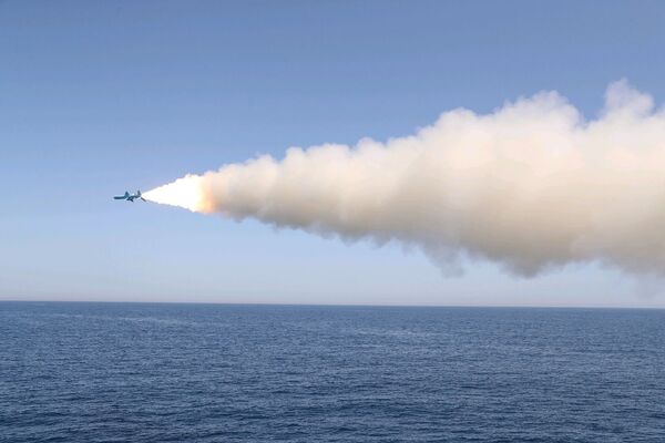 Пуск крылатых ракет иранскими военными в Оманском заливе - Sputnik Армения
