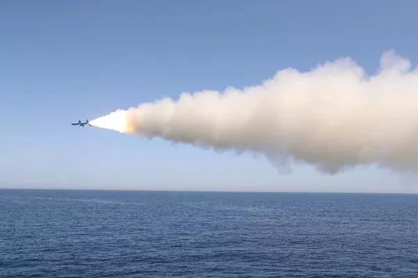Пуск крылатых ракет иранскими военными в Оманском заливе Пуск крылатых ракет иранскими военными в Оманском заливе - Sputnik Армения