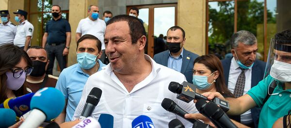 Гагик Царукян отвечает на вопросы журналистов после выхода из зала суда (19 июня 2020). Еревaн Гагик Царукян отвечает на вопросы журналистов после выхода из зала суда (19 июня 2020). Еревaн - Sputnik Արմենիա