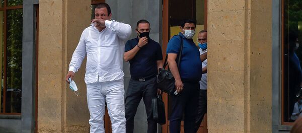 Гагик Царукян выходит из здания суда (19 июня 2020). Еревaн Гагик Царукян выходит из здания суда (19 июня 2020). Еревaн - Sputnik Արմենիա