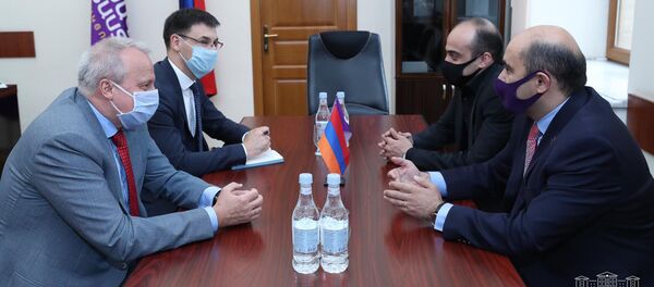 Депутаты от фракции Просвещенная Армения Эдмон Марукян и Тарон Симонян на встрече с Чрезвычайным и Полномочным послом России Сергеем Копыркином (19 июня 2020). Еревaн - Sputnik Армения
