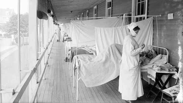 Медсестра у пациента в отделении гриппа больницы Уолтера Рида (1918 - 1919гг). США - Sputnik Արմենիա