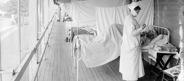 Медсестра у пациента в отделении гриппа больницы Уолтера Рида (1918 - 1919гг). США - Sputnik Արմենիա