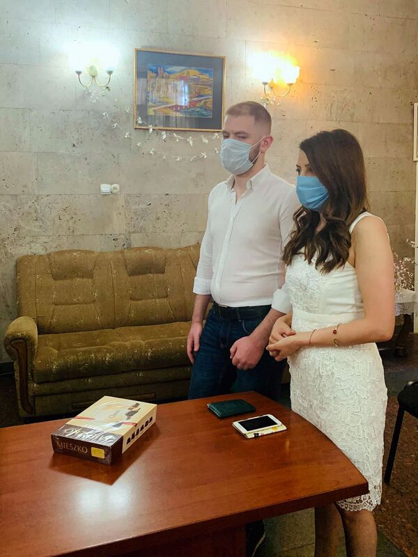 Поцелуй невесту в маске: как справляют большие армянские свадьбы в эпоху пандемии Поцелуй невесту в маске: как справляют большие армянские свадьбы в эпоху пандемии - Sputnik Армения