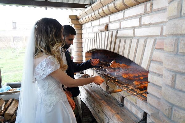 Поцелуй невесту в маске: как справляют большие армянские свадьбы в эпоху пандемии Поцелуй невесту в маске: как справляют большие армянские свадьбы в эпоху пандемии - Sputnik Армения
